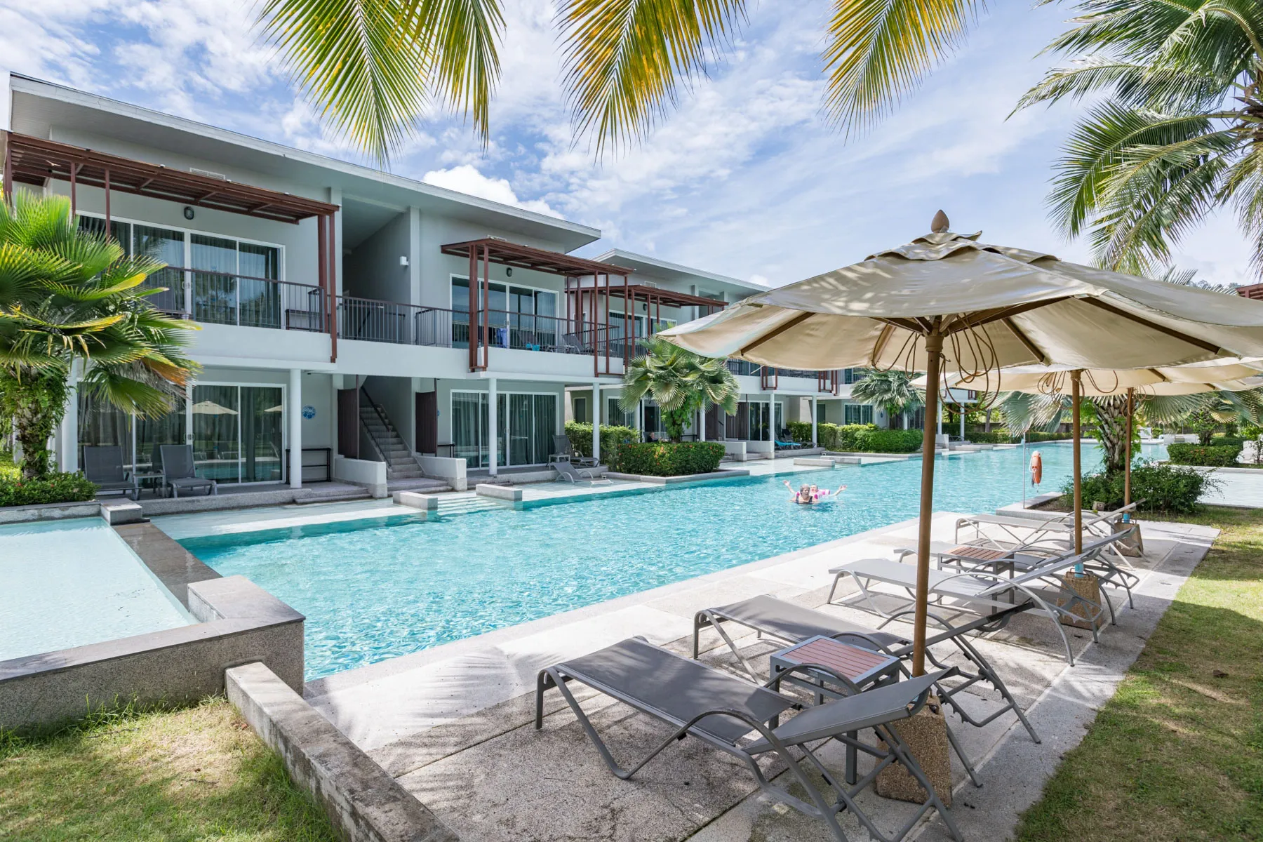 Cocktail Pool 